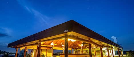 Breakfast, lunch, dinner served; international cuisine