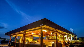 Breakfast, lunch, dinner served; international cuisine 