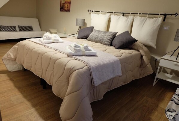 أغطية فراش متميزة وأسرّة بإسفنج يتكيف مع شكل الجسم وستائر تعتيم