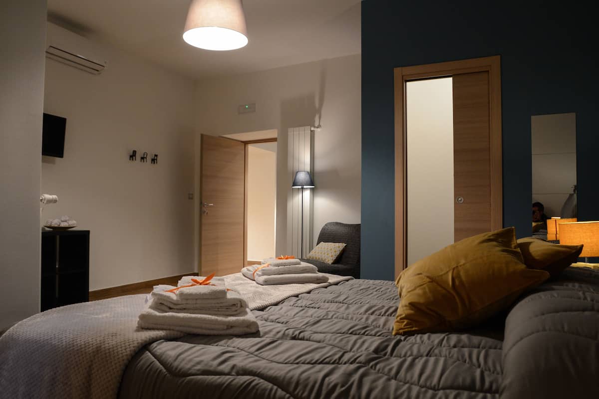 Deluxe kamer, balkon, uitzicht op stad | Luxe beddengoed, bedden met traagschuimmatras, verduisterende gordijnen