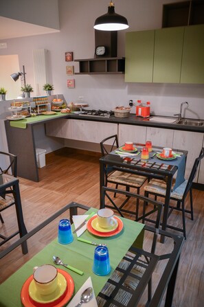 بوفيه فطور مجانًا يوميًا