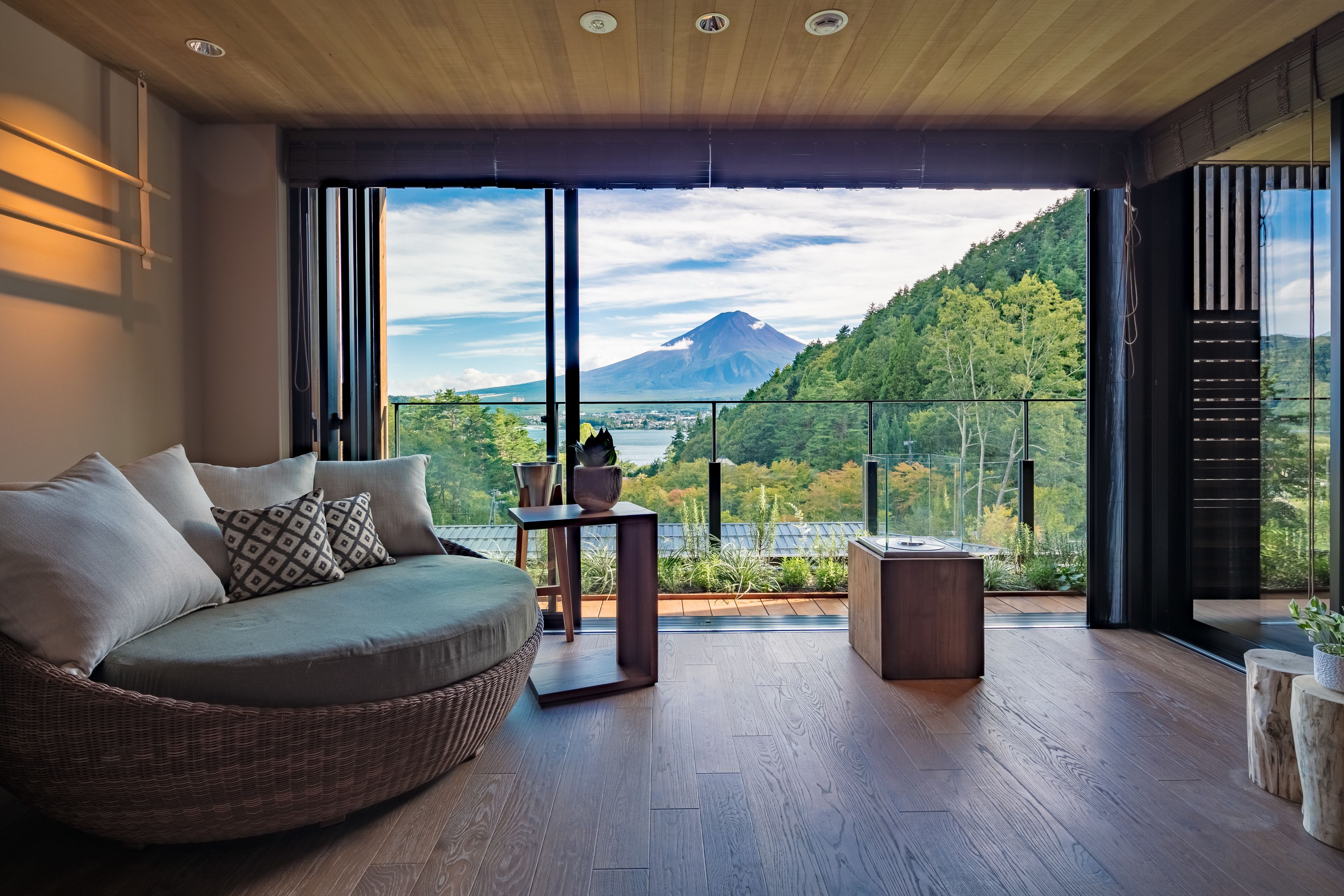 Minibar, coffres-forts dans les chambres, bureau, rideaux occultants