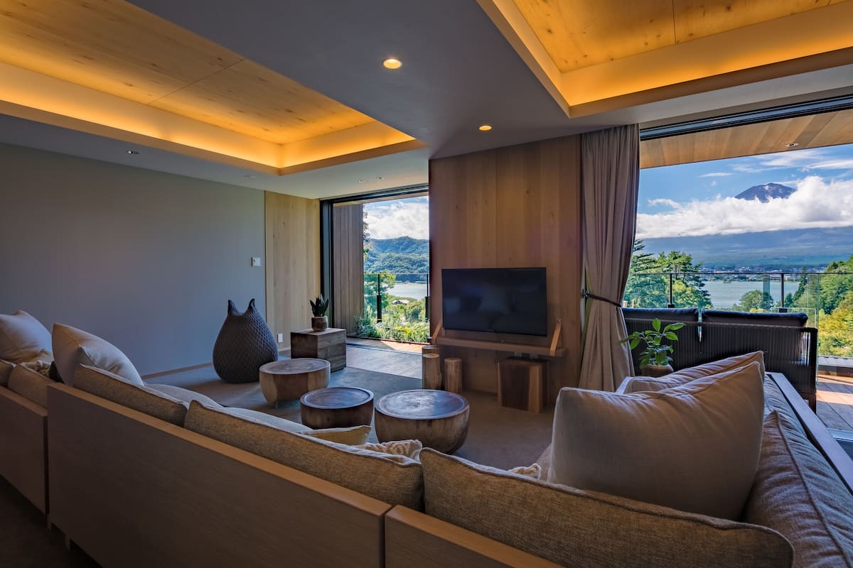 FUFU Luxury Suite Twin | Minibar, in-room safe, desk, blackout drapes