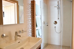 Apartment, Multiple Beds, Mountain View | Bathroom | Shower, hair dryer, towels - Haus Alpenblick (Schroecken)