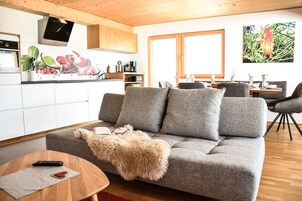 Apartamento, varias camas, vistas a la montaña | Zona de estar | Una Smart TV
