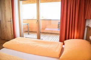 Apartamento, varias camas, vistas a la montaña | Caja fuerte, cortinas opacas, wifi gratis y ropa de cama