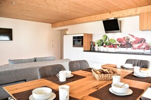 Appartement, meerdere bedden, uitzicht op bergen | Privékeuken | Een koelkast/vriezer, een magnetron, een oven, een kookplaat