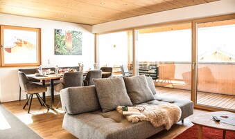 Apartamento, varias camas, vistas a la montaña | Zona de estar | Una Smart TV
