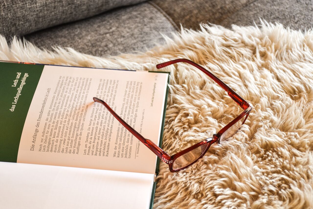 A book titled "Die Anfang des Freundes" on a fluffy, beige surface.