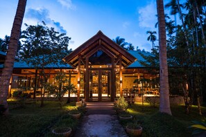 حيث تُقدم وجبات الإفطار، الغداء، العشاء، الأطباق العالمية