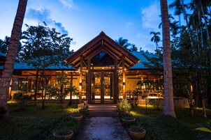 Breakfast, lunch, dinner served; international cuisine 