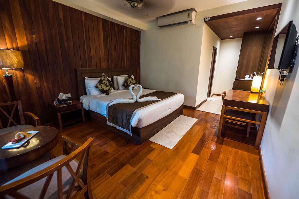 Andaman Cottage | Minibar, in-room safe, desk, soundproofing