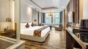 Classic Room | ميني بار وخزنة داخل الغرفة وستائر تعتيم وتجهيزات عازلة للصوت