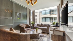 Privilege Suite | ميني بار وخزنة داخل الغرفة وستائر تعتيم وتجهيزات عازلة للصوت