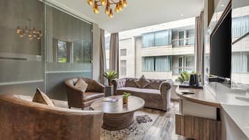 Privilege Suite | Minibar, in-room safe, blackout drapes, soundproofing