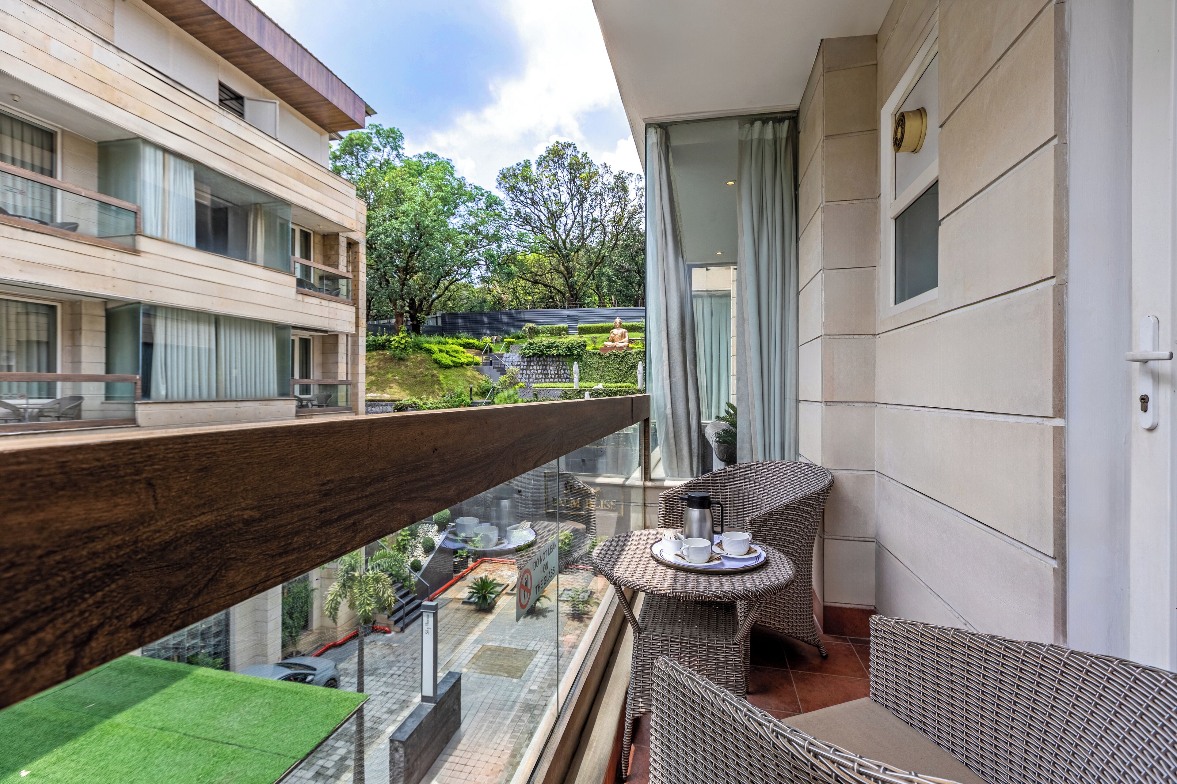 Junior Suite | Minibar, in-room safe, blackout curtains, soundproofing