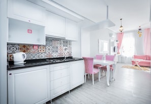 Triple Room | Private kitchen | Fridge, oven, electric kettle, cookware/dishes/utensils - B&B Suit Apart Taksim (Istanbul)