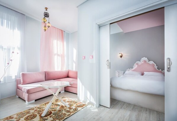 Habitación triple | Área de sala de estar | Televisión LCD