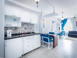 Dreibettzimmer | Eigene Küche | Kühlschrank, Ofen, Wasserkocher, Kochgeschirr/Geschirr/Besteck