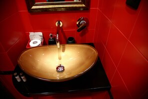 Quarto básico (Etna) | Banheiro | Chuveiro, produtos de toalete grátis, secador de cabelo 