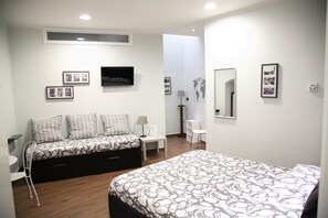 Luxury Room, Garden View (Catania) | Minibar, individually decorated, free WiFi, bed sheets - Duomo Bed & Breakfast (Catania)