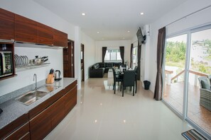 Full-sized fridge, microwave, stovetop, electric kettle - Gentry Villa Koh Phangan (Ko Pha-ngan)