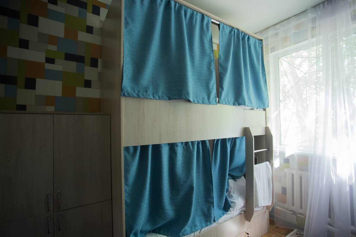 Tabla de planchar con plancha, wifi gratis y ropa de cama 