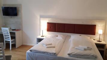 Schreibtisch, kostenloses WLAN, Bettwäsche