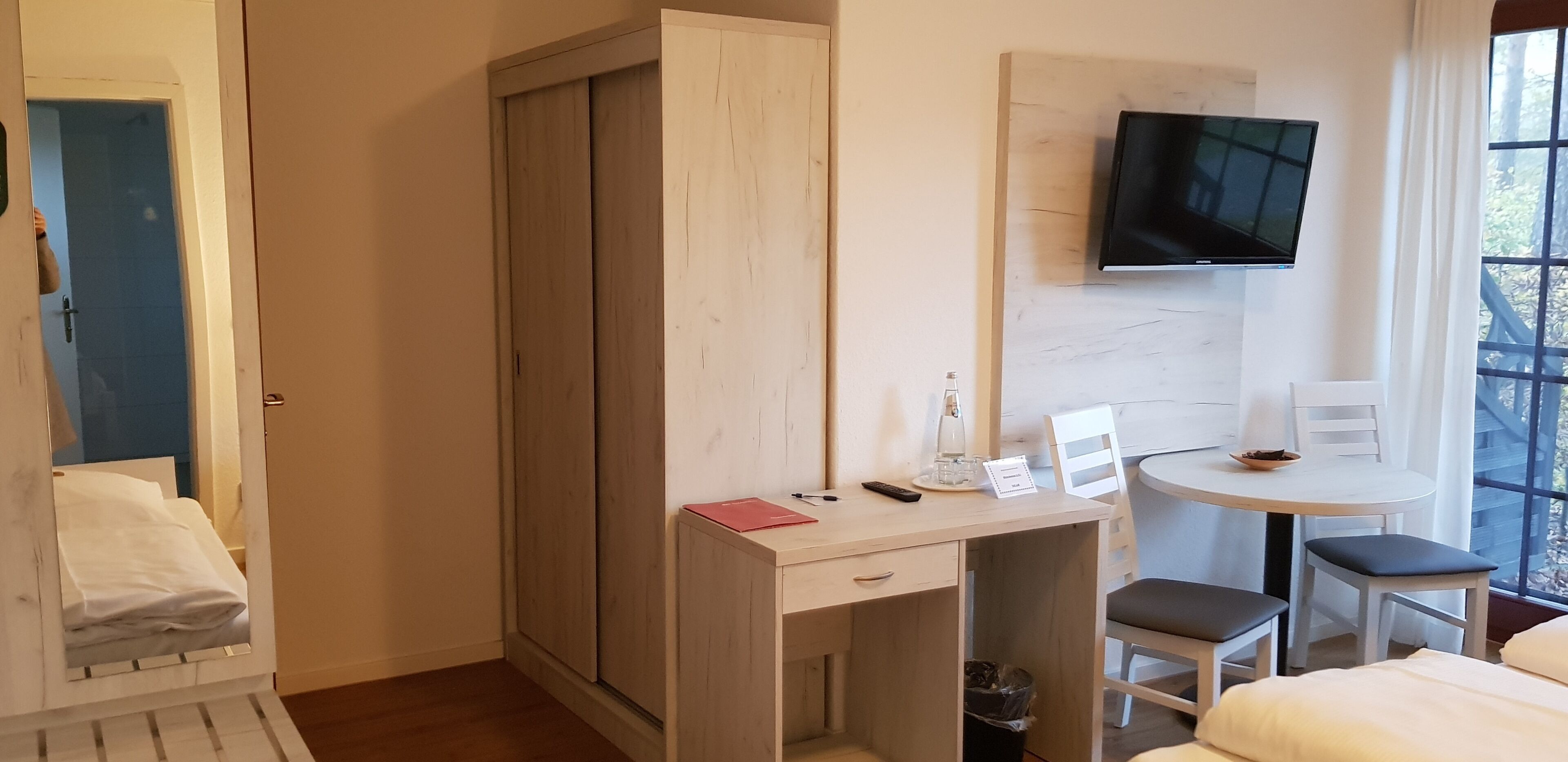Escritorio, wifi gratis y ropa de cama 
