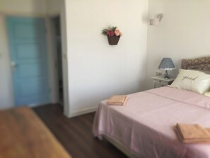 Habitación doble Deluxe, 1 cama Queen size, para no fumadores, patio | Ropa de cama de alta calidad, escritorio y ropa de cama 
