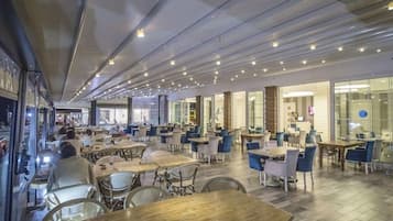 供應早餐、午餐及晚餐