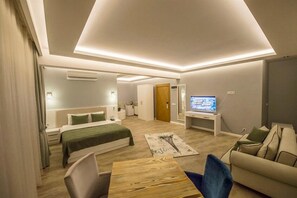 デラックス ロフト 喫煙可 | 高級寝具、セーフティボックス (室内)、デスク、ベビーベッド (無料)