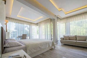 Junior-Suite, Raucher | Zimmersafe, Schreibtisch, kostenlose Babybetten, kostenloses WLAN