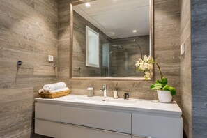 Apartment | Badezimmer | Dusche, kostenlose Toilettenartikel, Haartrockner, Handtücher