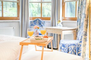 Comfort Double Room (oder Turm) | Premium bedding, in-room safe, blackout drapes, free cribs/infant beds - Hotel Edelweiss Schlössl (Kappl)