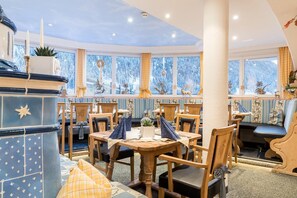 包含每日自助早餐