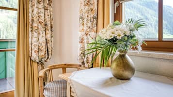 Family Room (2 Adults + 1 Kid) | Living area | Flat-screen TV, toys