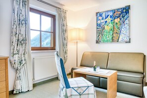 Familierom (2 Adults + 2 Kids) | Oppholdsområde | Flatskjerm-TV og leker