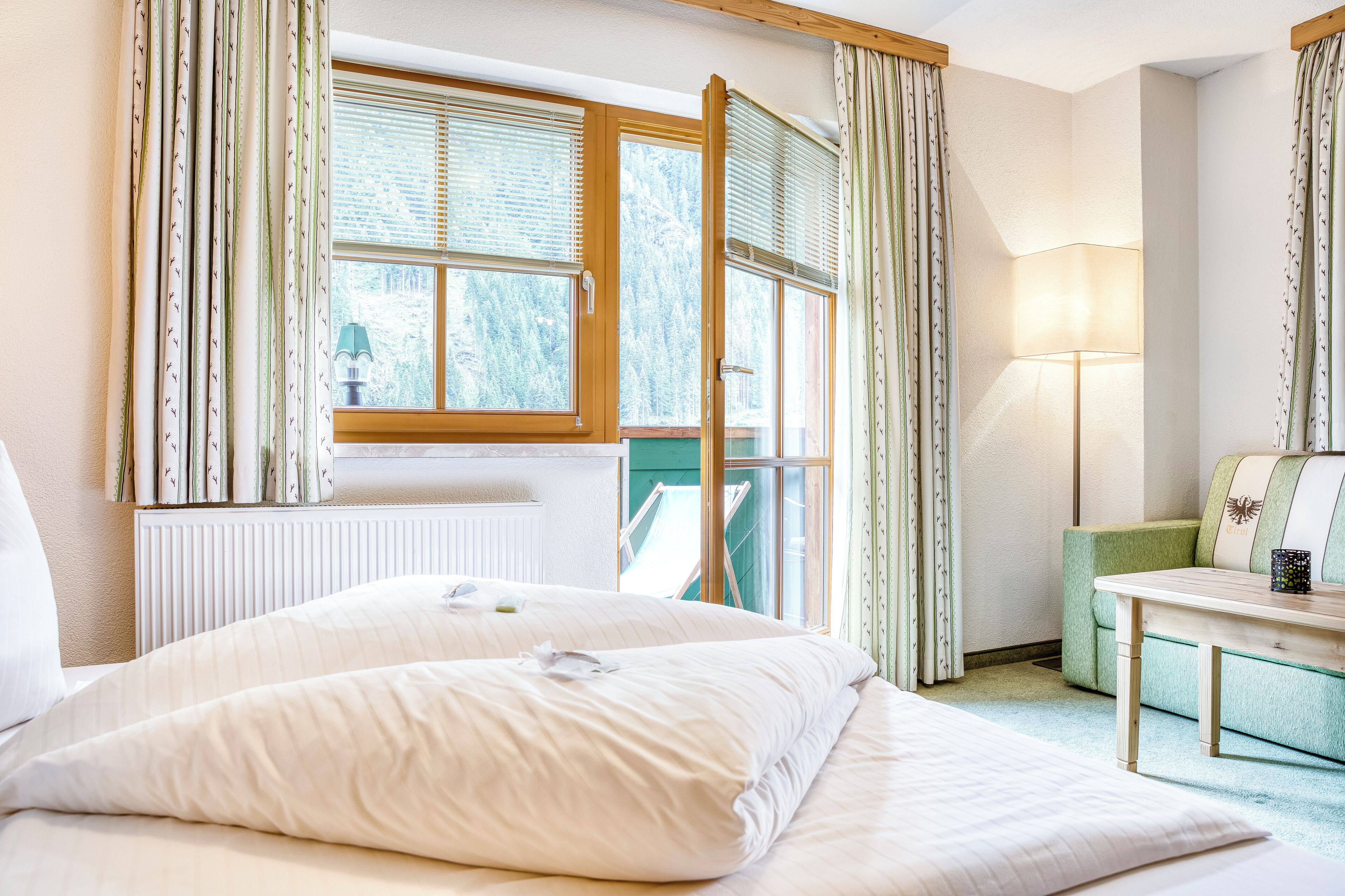 Comfort vierpersoonskamer (oder 3-Bett / Turm) | Luxe beddengoed, een kluis op de kamer, verduisterende gordijnen