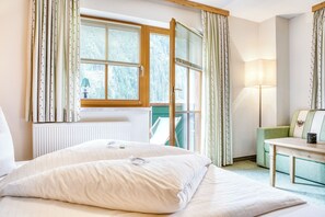 舒适四人房 (oder 3-Bett / Turm) | 高档床上用品、客房内保险箱、遮光窗帘、免费婴儿床