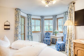 Comfort Double Room (oder Turm) | Living area | Flat-screen TV, toys - Hotel Edelweiss Schlössl (Kappl)
