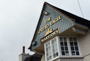 Un edificio con un letrero que dice "The Spread Eagle Marston's".