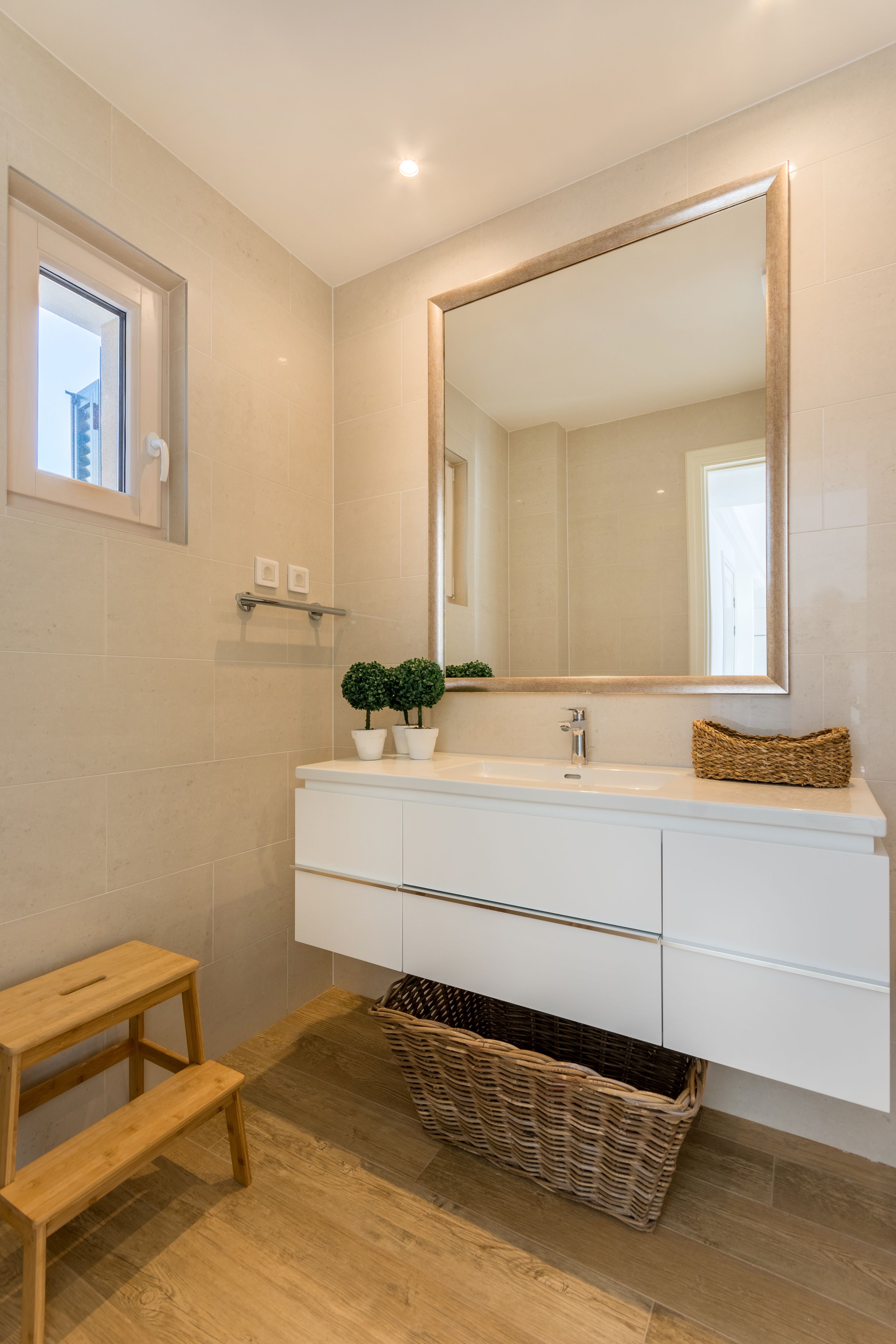 apartment | bathroom | shower, free toiletries, hair dryer, towels