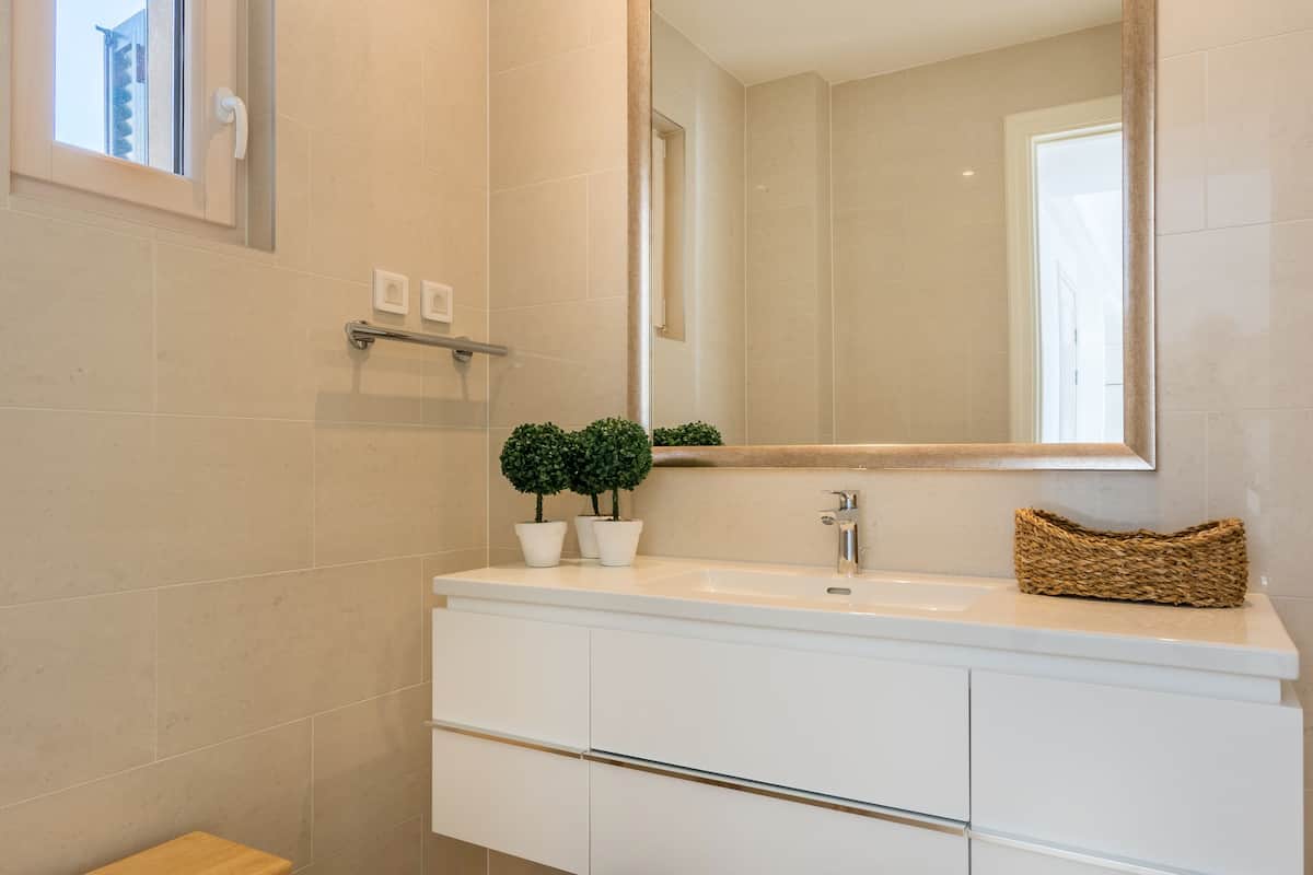 apartment | bathroom | shower, free toiletries, hair dryer, towels