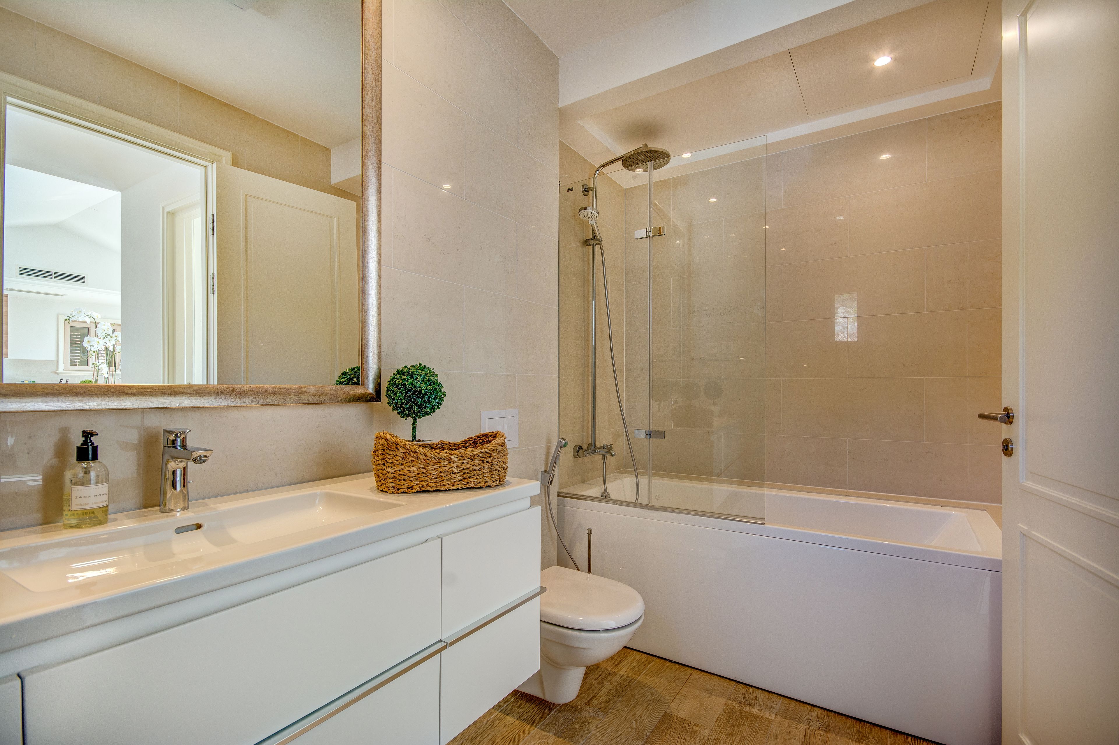 apartment | bathroom | shower, free toiletries, hair dryer, towels