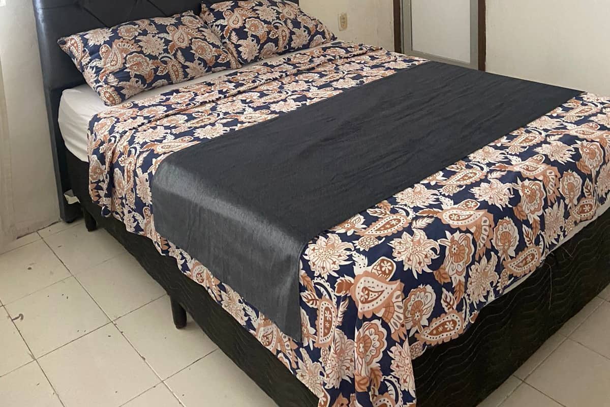 Suíte, 1 Cama de Casal (Com Ar) | 1 kamar tidur, setrika/meja setrika, Wi-Fi gratis, dan seprai linen