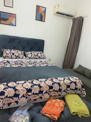 Suíte, 1 Cama de Casal (Com Ar) | Fer et planche à repasser, accès au Wi-Fi (inclus), literie fournie