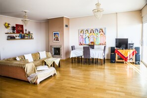 Deluxe Apartment, Sea View | Living area | Flat-screen TV - Viva B&B (Saronikos)