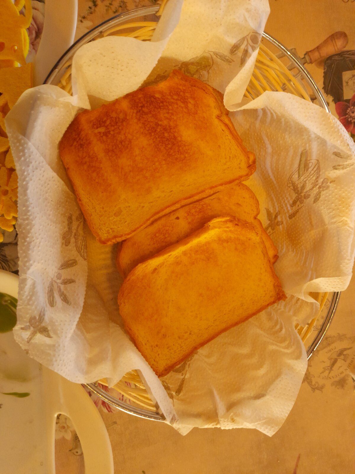 Un panier contenant deux sandwichs grillés.