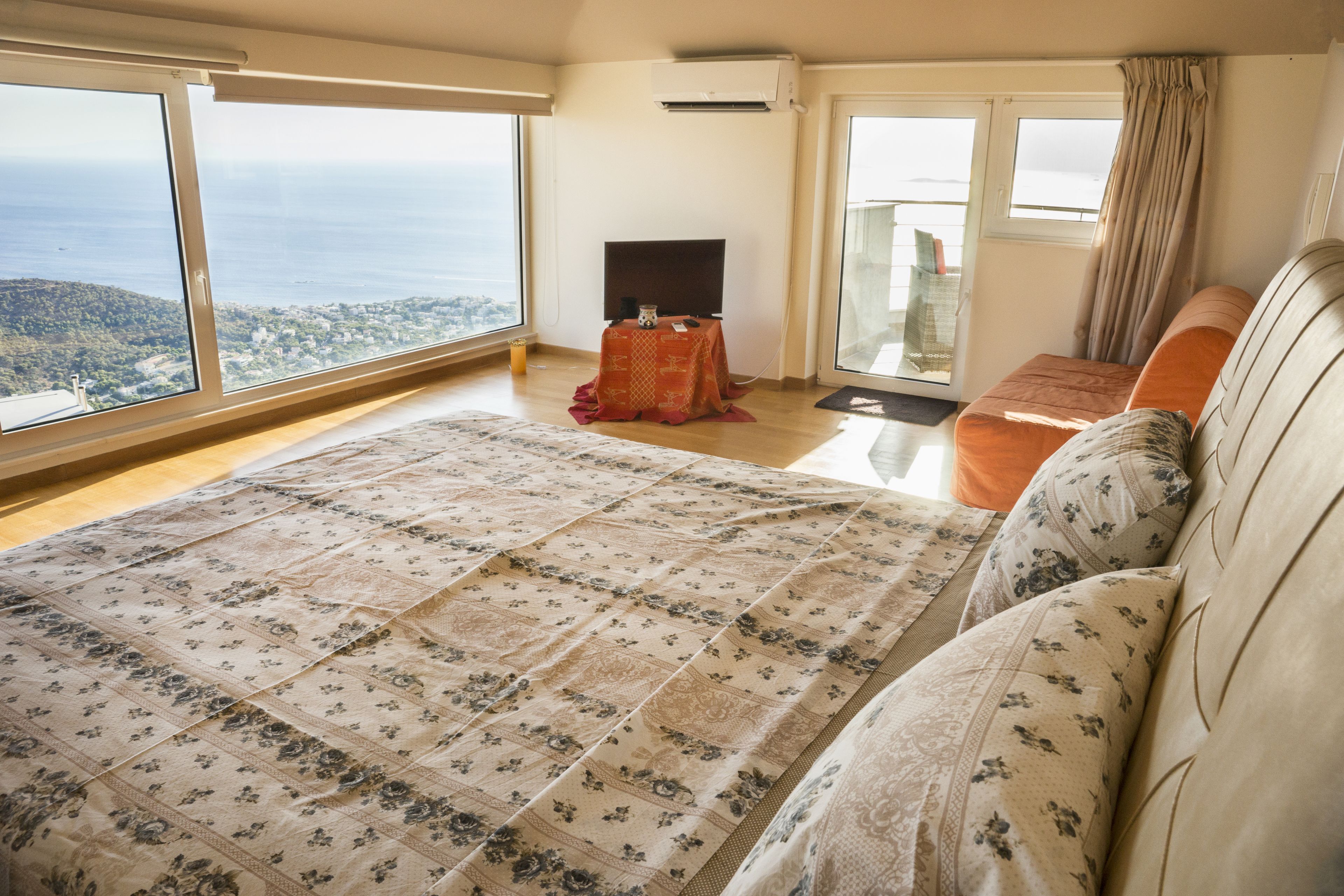 Smekmånadssvit - havsutsikt | Sängtillbehör av högsta kvalitet, minibar och arbetsyta för laptop